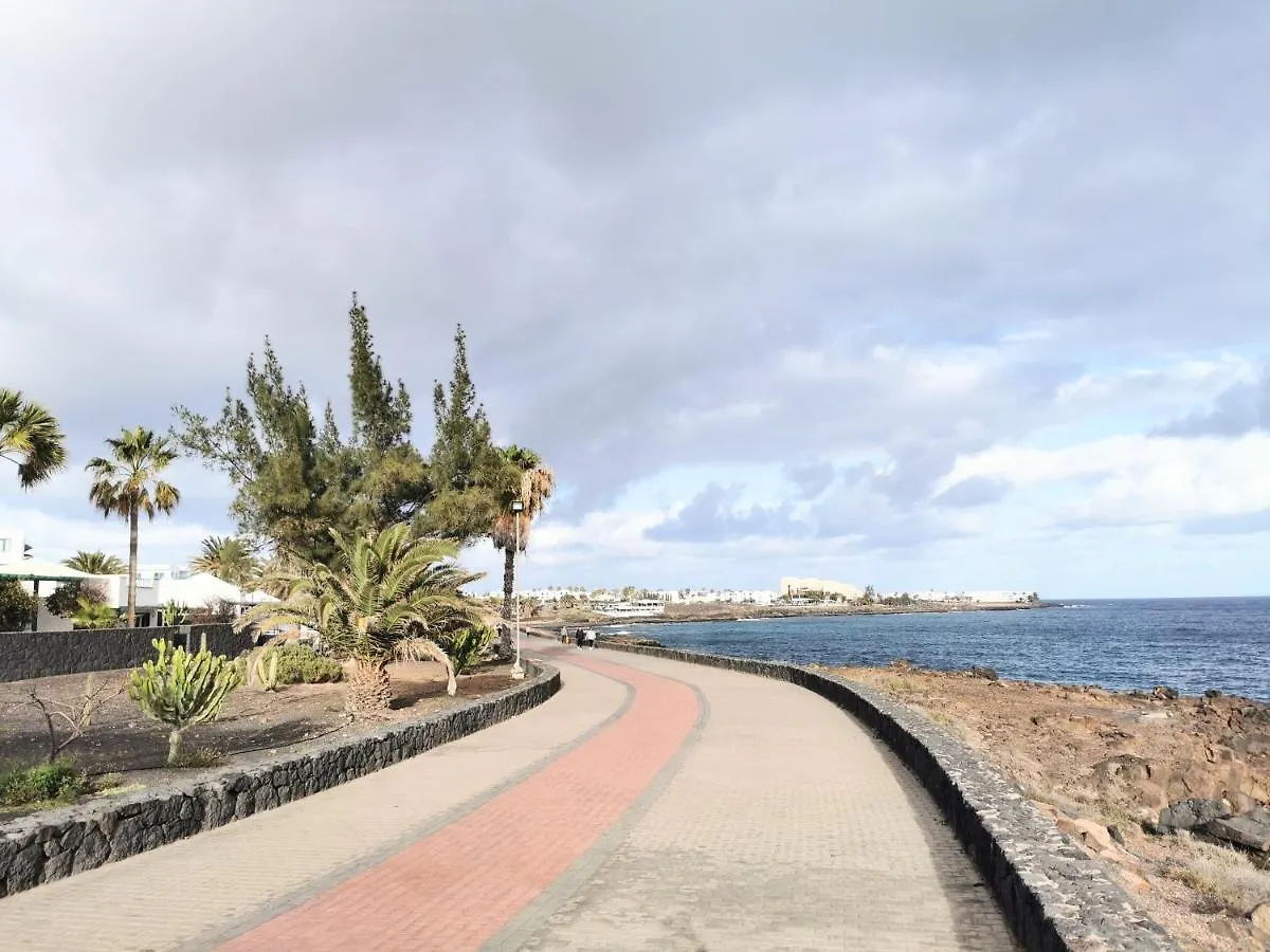 Apartment Calypso, Apartamento Completo Con Vistas Al Mar Y A La Piscina En Costa Teguise Spain